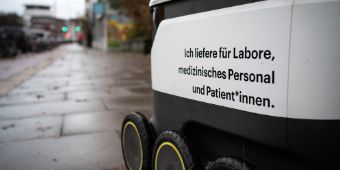 Medilys Lieferroboter mit Corona Test Kit auf dem Weg zu einem Kunden Medilys Lieferroboter mit Corona Test Kit auf dem Weg zu einem Kunden